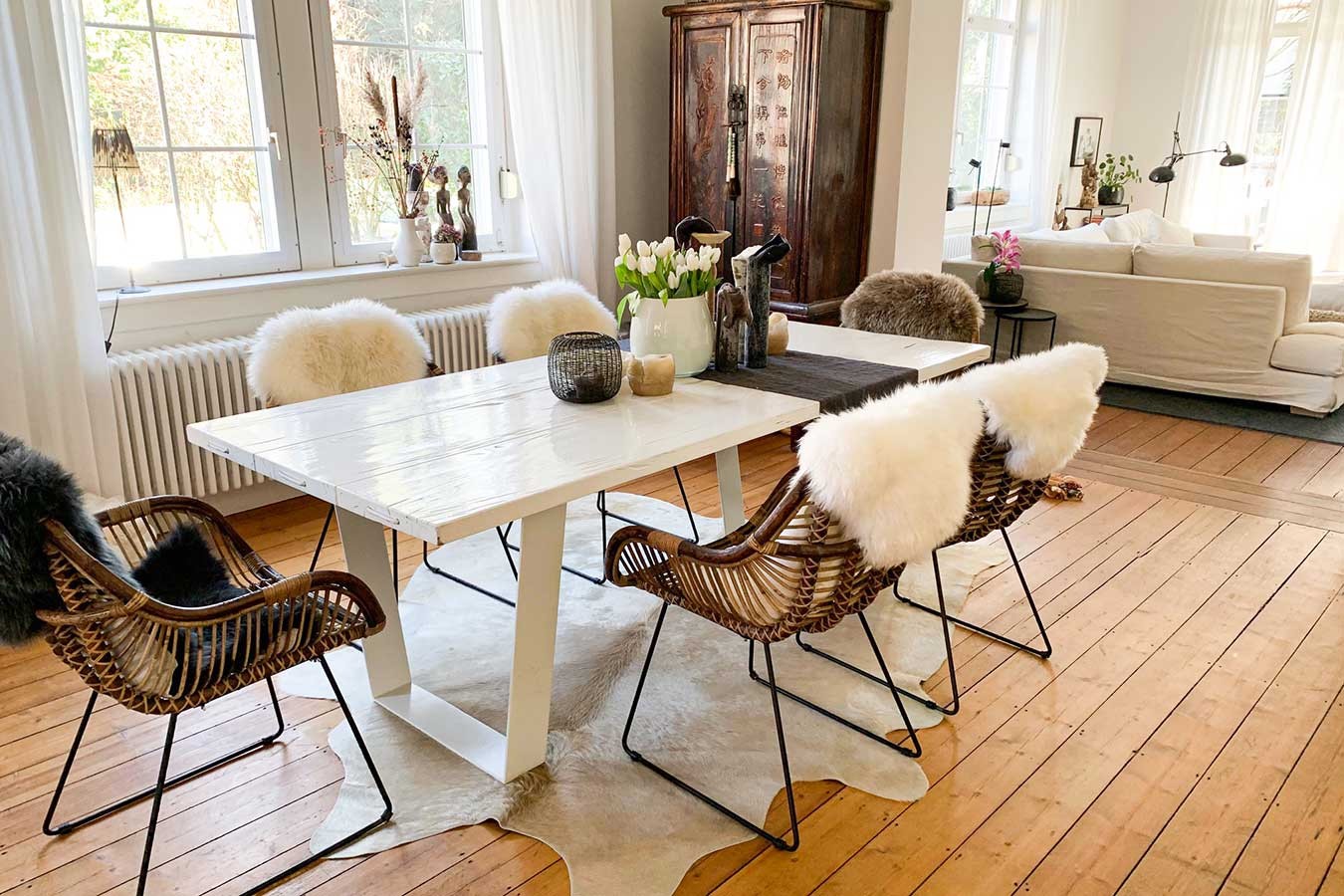 Rattanstuhl mit Armlehne und Metallkufe